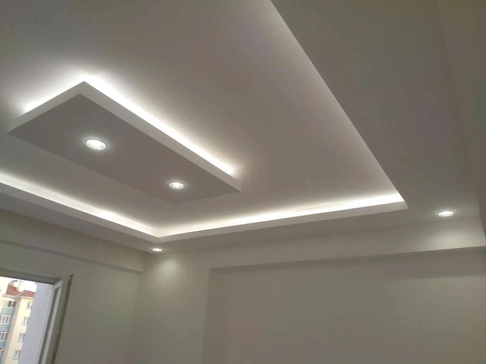 Salonda beyaz LED asma tavan aydınlatması