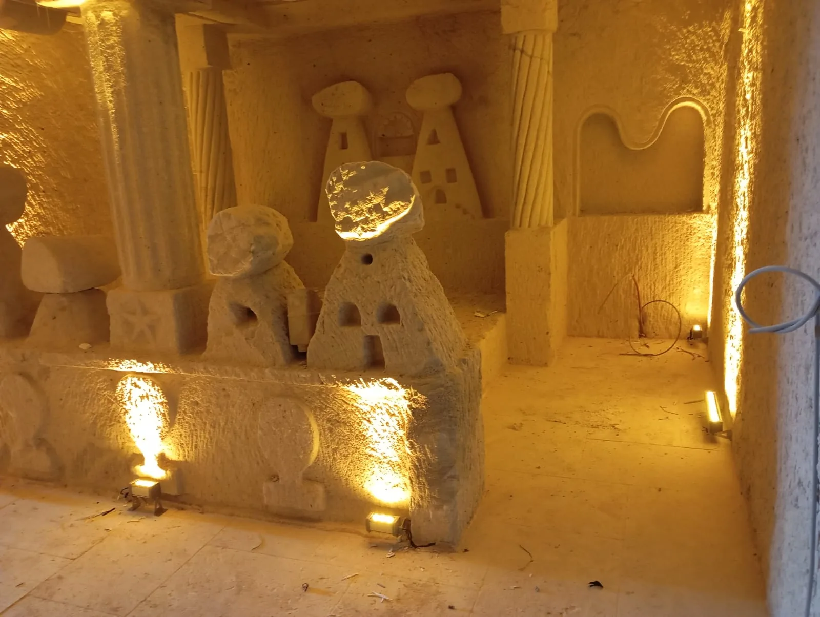 Taş otel odasında uygulanan aydınlatma